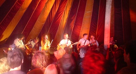 © Robert Rotifer Cocos Lovers im Farm Folk-Zelt bei Lounge on the Farm